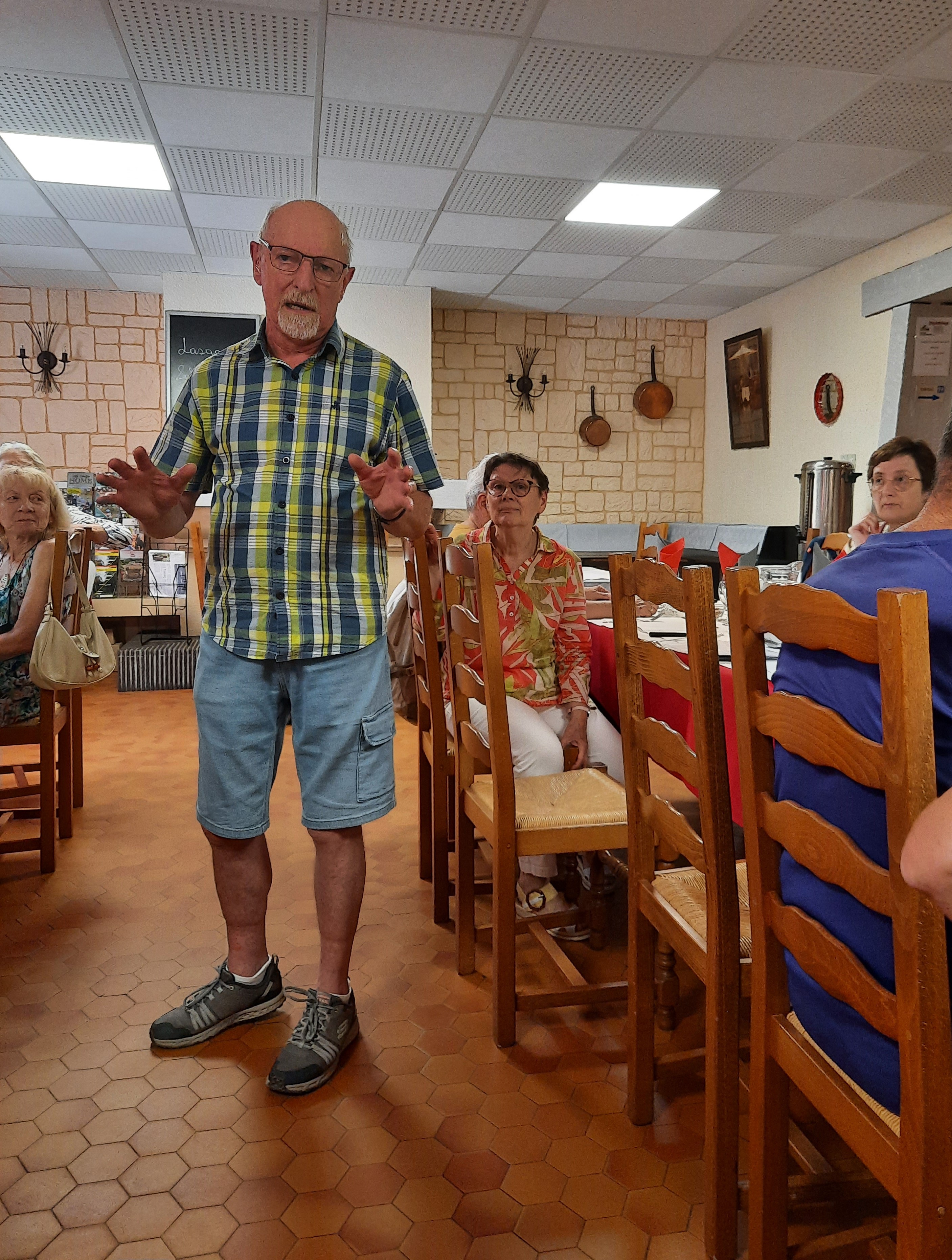 Le Président donne les consignes pour l'apéritif